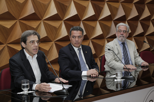 Mauro Borges ( esquerda), com Jaime Ramrez e Ronaldo Pena: pesquisa contra defasagem tecnolgica 