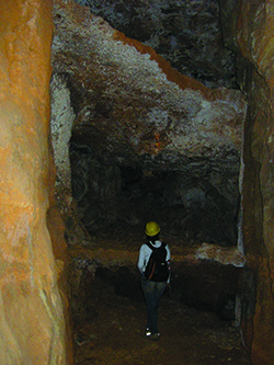 Caverna com vrios 'andares' no Morro da Pedreira, Serra do Cip