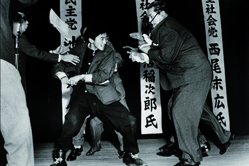 A cmera de Yasushi Nagao flagrou o assassinato do socialista japons Inejiro Asanuma ( direita) pelo extremista Otoya Yamaguchi: imagem rendeu ao autor os prmios World Press Photo e Pulitzer, no incio dos anos 1960