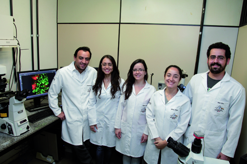 Menezes ( esquerda) com pesquisadores do laboratrio sob sua coordenao: de consumidor a produtor de tecnologia de qualidade