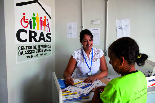 Assistente social do Cras atende beneficiria de programa social: ponte entre governo federal, estados e municpios