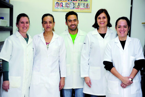 Zlia Lobato (segunda  esquerda) e equipe: pesquisa aplicada e levantamentos epidemiolgicos