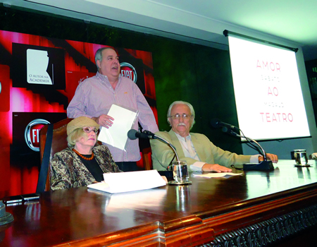 Melo Miranda (em pé) com Edla van Steen e Olavo Romano, presidente da Academia Mineira de Letras