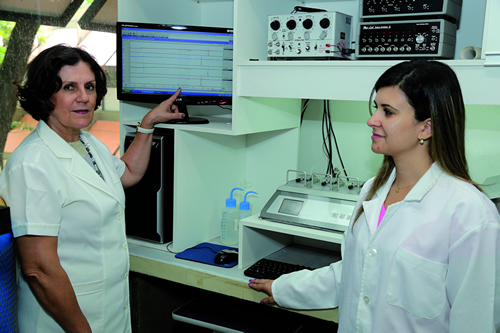Maria Elena de Lima e a doutoranda Carolina Nunes da Silva, também envolvida nas pesquisas