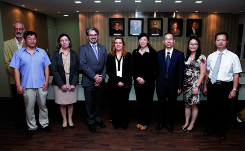 Da esquerda para a direita: Carlos Gohn, Seung Hwa Lee, Graciela Ravetti, Fábio Alves, Sandra Almeida, Fang Liu, Jianhua Zhang, Yu Qianhua e Xiang Gao
