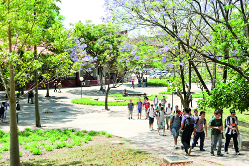 Estudantes nas imediações da Praça de Serviços, no campus Pampulha