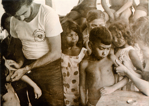 Voluntário do Projeto Rondon em ação, em Inhangapi (PA), 1974