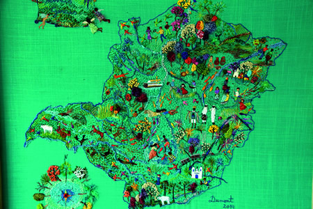 Painel bordado do mapa de Minas Gerais: água, cultura e ecologia