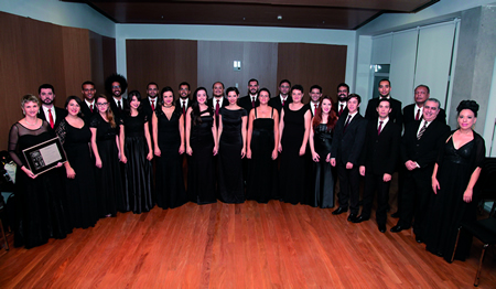 Regido por Iara Matte (primeira à esquerda), Ars Nova venceu na categoria Música coral