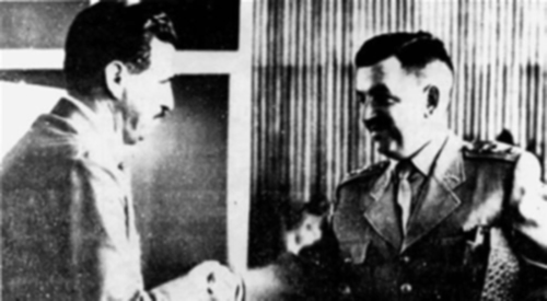 Em 1964, Aluísio Pimenta (à esquerda) foi afastado e logo depois reconduzido ao cargo de reitor da UFMG; na foto, ele aparece cumprimentando o interventor Expedito Orsi Pimenta
