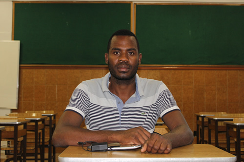 Com formação em Direito, Pascal estuda português para mudar de vida no Brasil
