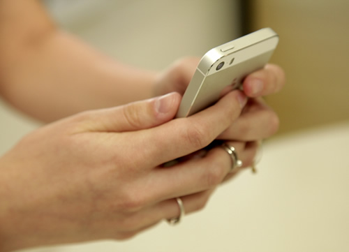 Maioria dos jovens brasileiros usa o celular para navegar na internet