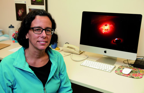 Silvia Alencar em seu gabinete no Departamento de Física: observação de estrelas jovens