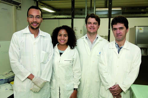 Hebert Pereira, Victoria Amador, Marcelo Martins de Sena e Evandro Piccin: método simplificou processo de preparo das amostras