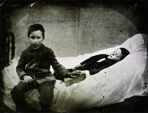 Criança em luto pelo irmão: registro fotográfico da segunda metade do século 19