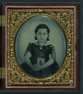 Vestida de luto, criança segura foto do pai morto, nos Estados Unidos, na década de 60 do século 19