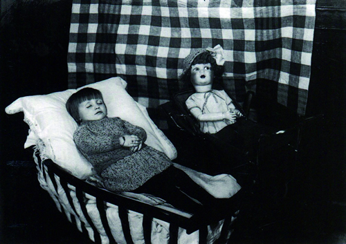 Criança morta ao lado de uma boneca em registro feito por volta de 1830