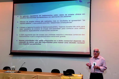 Professor Francisco Acúrcio discorreu, em sua palestra, sobre descobertas científicas e geração de evidências