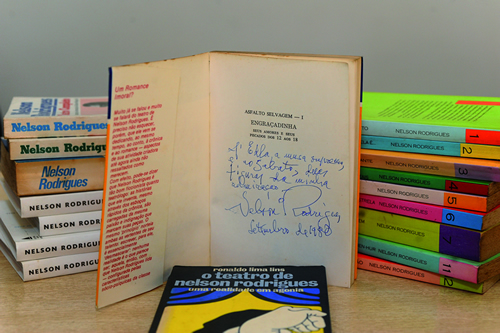 Exemplares da biblioteca sobre Nelson Rodrigues formada por Sábato Magaldi