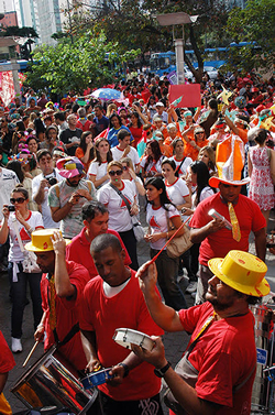 Desfile reúne milhares de defensores da causa antimanicomial em Belo Horizonte