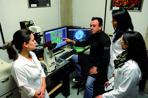 Gustavo Menezes com pesquisadoras do laboratório: equipamento gera 400 imagens por minuto
