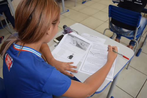 Aluna se prepara para o Enem na Bahia: reforma do ensino médio é um dos eixos do evento