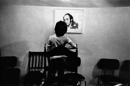 Ivo Herzog observa a foto do pai, o jornalista Vladimir Herzog, morto pela ditadura em 1975