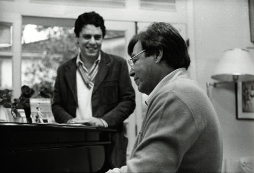 Tom Jobim (ao piano) com Chico Buarque: intérprete do Brasil