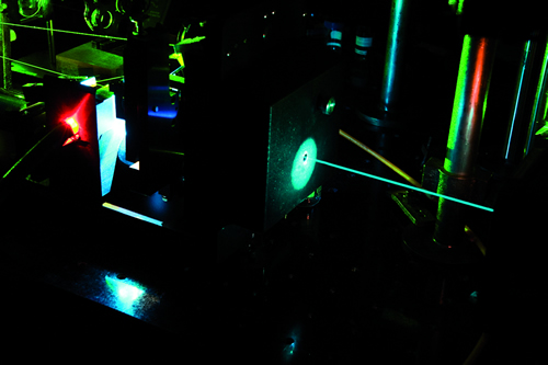 Laser sintonizável usado para experiência de espectroscopia em laboratório vinculado ao INCT de Nanomateriais de Carbono, no Icex