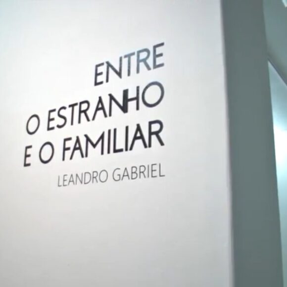 Exposição “Entre o Estranho e o Familiar” – Leandro Gabriel