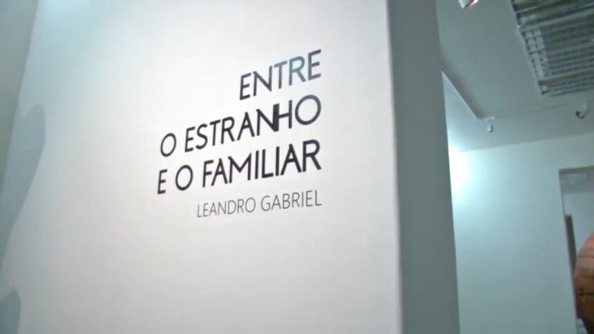 Exposição “Entre o Estranho e o Familiar” – Leandro Gabriel