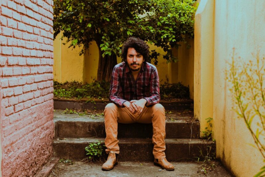 Cantor Olivêra apresenta pocket show em podcast de música do Centro Cultural UFMG