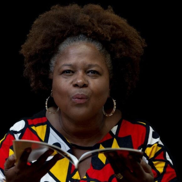 Magna Oliveira faz contação de histórias sobre ‘Aquilombar com as narrativas negras’