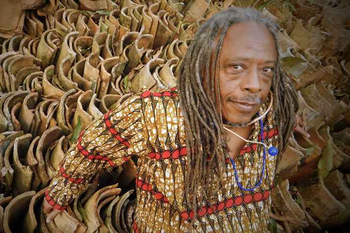Maurício Tizumba apresenta ritmos africanos em  vídeo do projeto ‘Aulas abertas’