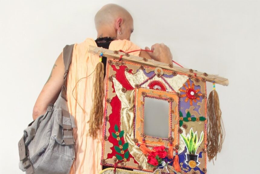 Mostra de mantos e estandartes religiosos feitos por Marcelo Brant pode ser vista até maio