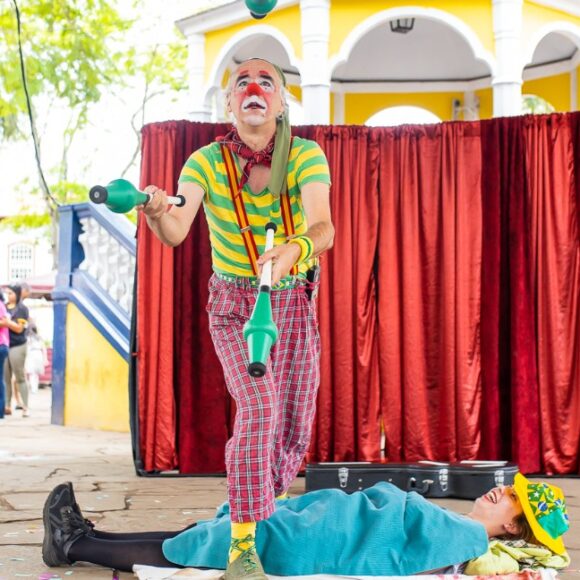 Baixo Centro En[cena] retorna ao presencial com espetáculo solo de rua