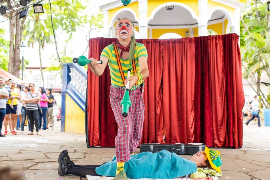 Baixo Centro En[cena] retorna ao presencial com espetáculo solo de rua