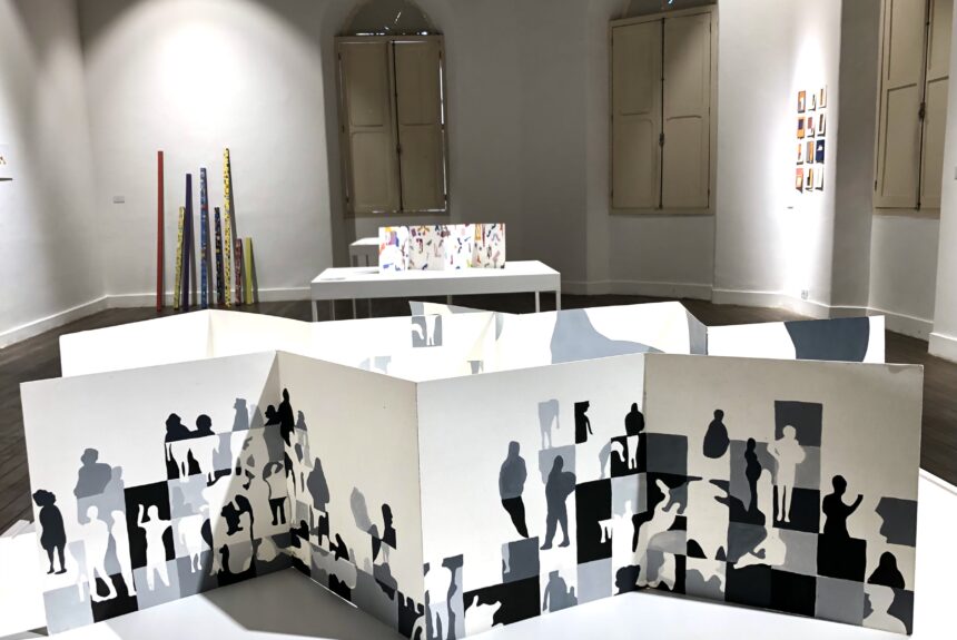 Obras com colagens e técnicas diversas continuam em exposição; veja galeria de imagens