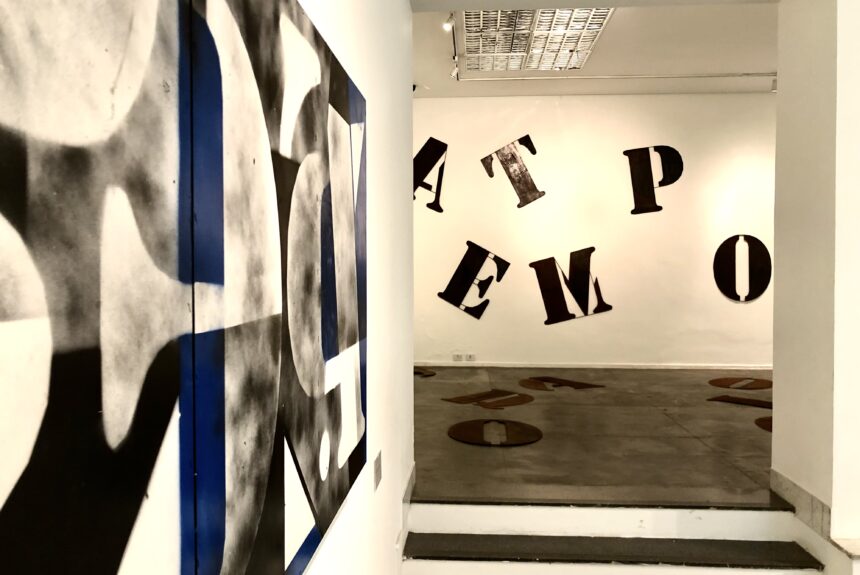 Performance, aula aberta, bate-papo e sarau estão na agenda de junho da exposição de João Diniz