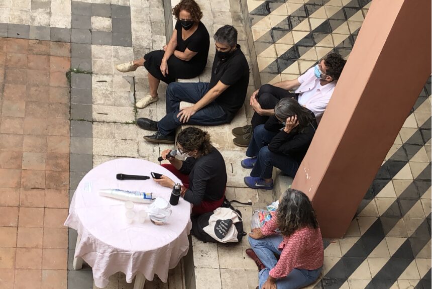 Debate com artistas da exposição ‘fora de tudo’ acontece agora; autores falam sobre o trabalho e o ‘apagamento’ das obras