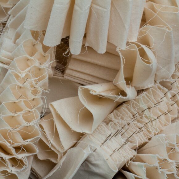 Inspirado em indumentária renascentista, objeto têxtil entra em exposição no Centro Cultural UFMG