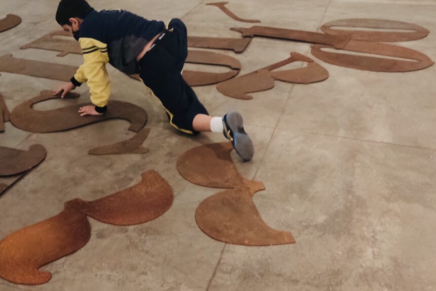Alunos do Centro Pedagógico UFMG visitam exposição no Centro Cultural e aprendem sobre gravura