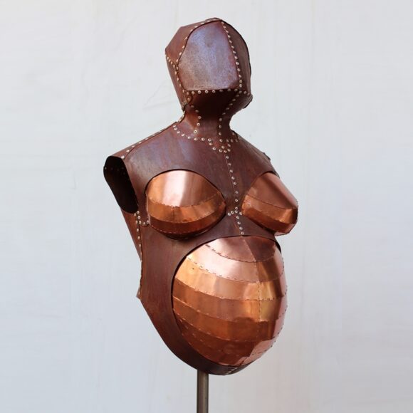 Dyana Santos expõe esculturas corporais vestíveis em metal