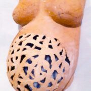 Sabrina Damas expõe obras em cerâmica que simbolizam sua gestação