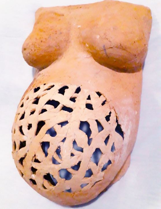 Sabrina Damas expõe obras em cerâmica que simbolizam sua gestação