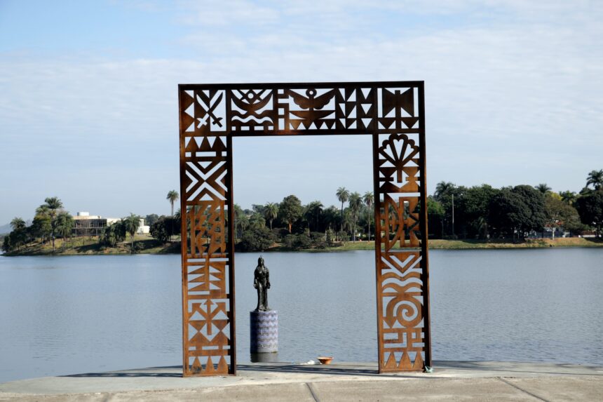Livro sobre a escultura ‘Portal da Memória’, de Jorge dos Anjos, na Lagoa da Pampulha, será lançado amanhã