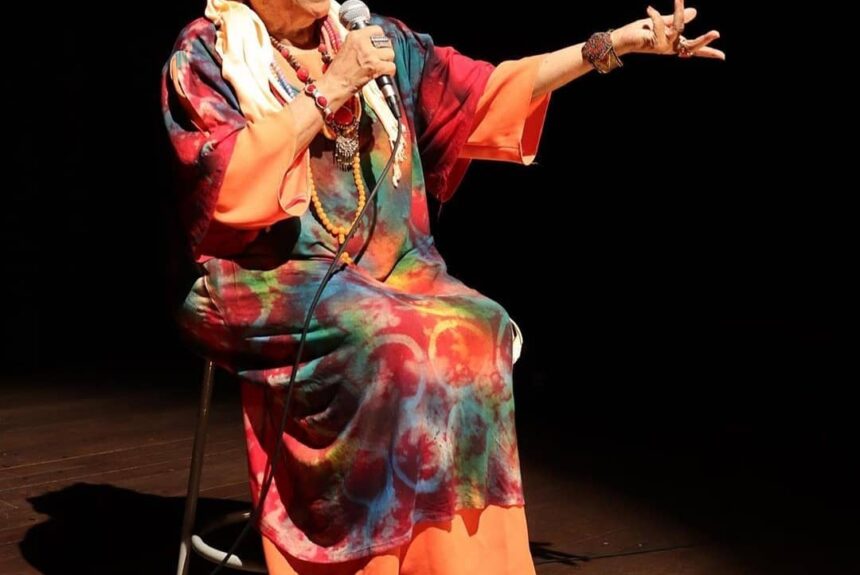 Dona Jandira homenageia Clara Nunes
