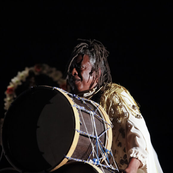 Maurício Tizumba realiza performance de teatro musical afro-brasileiro na próxima segunda-feira