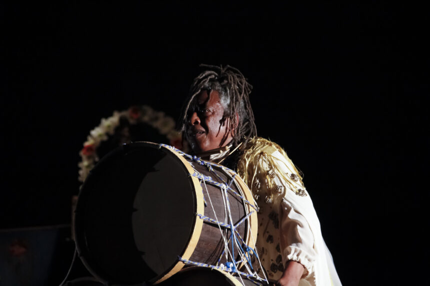 Maurício Tizumba realiza performance de teatro musical afro-brasileiro na próxima segunda-feira