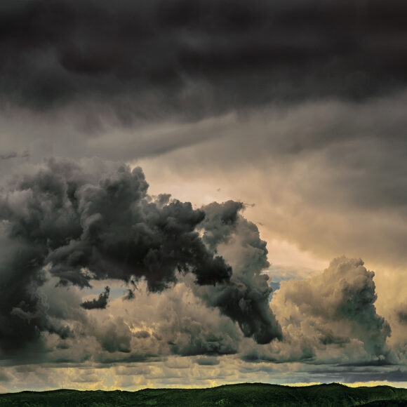 Juninho Motta expõe fotografias que exploram o universo das nuvens